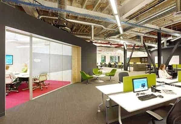 Việc thi công thiết kế văn phòng theo phong cách mở sẽ giúp tiết kiệm được khá nhiều diện tích, không gian, khiến cho phòng trở nên thông thoáng hơn